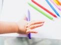 Actividades con crayones que apoyan el desarrollo de los niños pequeños